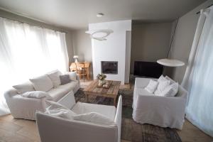 比亚里茨乔伯里阿里玛酒店的客厅配有白色沙发和电视