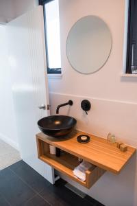 奥兰治蜻蜓小屋民宿的一间带水槽和镜子的浴室