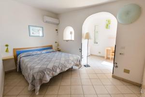 皮特拉利古Hotel Ca' Ligure的一间卧室设有一张床和一个开放式门廊