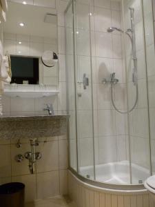 慕尼黑尤沃斯塔特翰森酒店的带淋浴、浴缸和盥洗盆的浴室