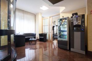 米兰德赛莎诺住宅酒店的大堂设有冰箱,备有饮料