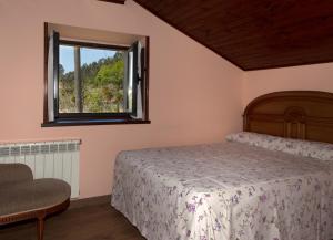 SalesCasa Rural La Venta Sales的一间卧室设有一张床和一个窗口