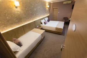 布勒伊拉东方布勒伊拉酒店的酒店客房设有两张床和一张桌子。