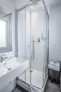 巴黎阿尔伯特王子酒店的带淋浴和盥洗盆的白色浴室