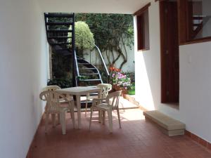 莱瓦镇Casa Leo的一个带桌椅的庭院和一个楼梯