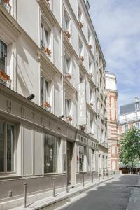 巴黎阿尔伯特王子酒店的白色的建筑,旁边标有标志