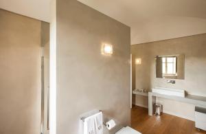 卡内利Relais Villa del Borgo的一间带卫生间、水槽和镜子的浴室