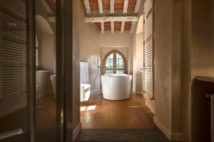卡内利Relais Villa del Borgo的一间带浴缸的浴室位于客房中间