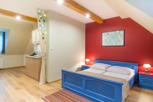 卡齐米日-多尔尼格勒科奇旅馆的一间卧室设有蓝色的床和红色的墙壁
