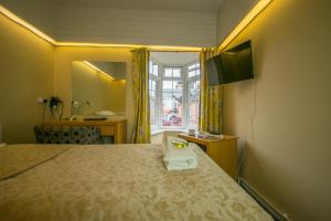 彭布罗克老国王武器酒店的酒店客房设有床、水槽和窗户。