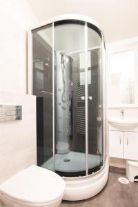格林达维克Guesthouse Grund的带淋浴、卫生间和盥洗盆的浴室