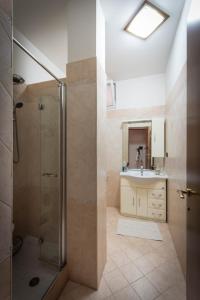 布林迪西Agrumeto degli Angeli的带淋浴和盥洗盆的浴室