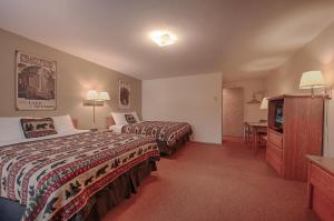 西黄石城市中心汽车旅馆的酒店客房配有两张床和一张书桌