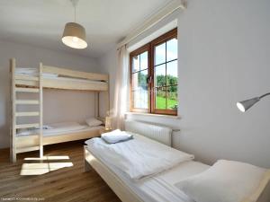 什恰夫尼察Carlina House的一间卧室设有两张双层床和一扇窗户。