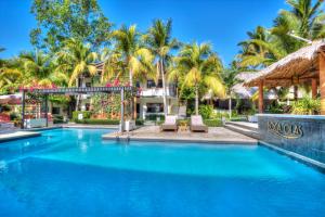 拉利伯塔德博卡欧拉度假酒店的棕榈树度假村的游泳池