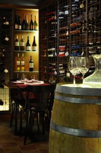 布宜诺斯艾利斯Casa Umare的一间带桌子和葡萄酒瓶的用餐室