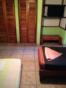 别霍港La Casa de Rolando的客房设有两张床、一台电视和木门。