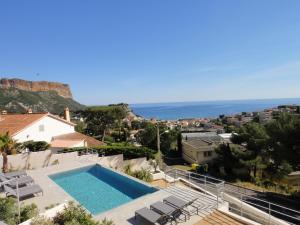 卡西斯Home Cassis - Maison Mediterranée - Piscine chauffée的海景别墅 - 带游泳池