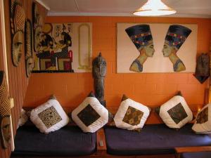 格雷默斯地球村旅客酒店的一组枕头坐在一个房间里沙发上