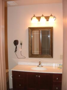 阿拉莫萨The Sunset Inn的一间带水槽和镜子的浴室