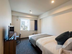札幌MYSTAYS 札幌中岛公园别馆酒店的配有一张床和一台平面电视的酒店客房
