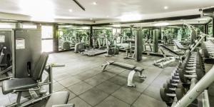 南迪托卡托卡度假酒店的健身房,配有许多跑步机和机器