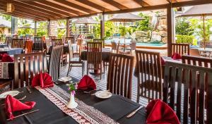 南迪托卡托卡度假酒店的一间设有红色餐巾的黑桌的餐厅