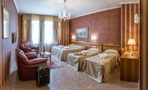 卢切拉索黎所酒店的酒店客房,配有两张床和椅子