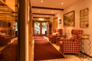 锡贝塔尔Hotel Silbertal的客厅配有红色椅子和红色地毯