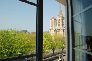 利雪The Originals City, Hôtel Cathédrale, Lisieux (Inter-Hotel)的从教堂的窗户欣赏美景