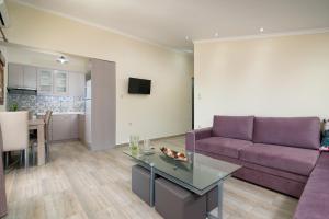 阿斯特里斯加戈斯一室公寓的客厅配有紫色沙发和桌子