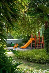 芙蓉Royale Chulan Seremban的公园里一个带橙色滑梯的游乐场