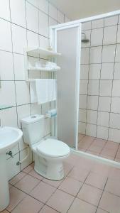瑞穗乡荷茹雅筑的白色的浴室设有卫生间和水槽。