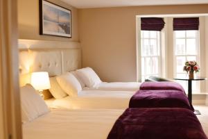 奥马红色小屋的酒店客房设有两张床和窗户。