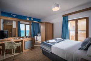 阿默达拉-伊拉克利翁Yianna Caravel "by Checkin"的酒店客房配有一张床、一张书桌和一台电视。