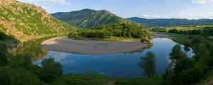 MadzharovoVulture Centre Eastern Rhodopes的山谷中河流的空中景观