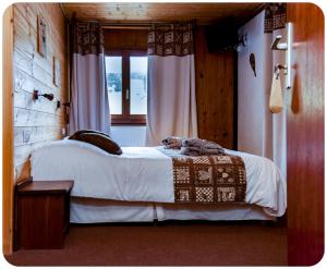 凯拉地区莫利讷Spa伊奎普酒店的一间卧室设有一张床和一个窗口