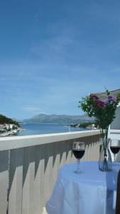 波维尔亚Villa Libana的一张桌子和酒杯,享有海景