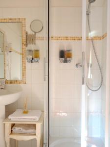 阿尔勒卡隆德尔Spa酒店的带淋浴和盥洗盆的浴室