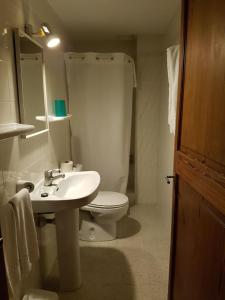 科洛尼亚圣霍尔迪莱斯特兰特普拉亚住宿加早餐旅馆的浴室配有白色水槽和卫生间。