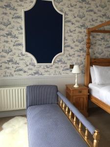 波特拉什奥尔巴尼旅馆的一间卧室配有一张床、一把椅子和一盏灯