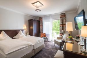 巴特诺因阿尔-阿尔韦勒曙光别墅私人酒店的酒店客房设有床和客厅。