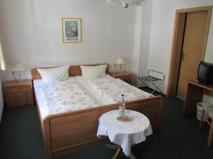 巴特苏德罗德艾姆克兹恩特姆宾馆的一间小卧室,配有一张床和一张桌子
