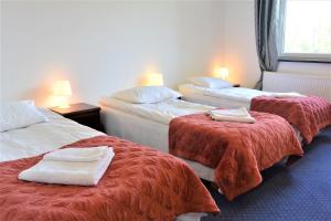 日古夫Hotel Eden的酒店客房,配有两张带毛巾的床