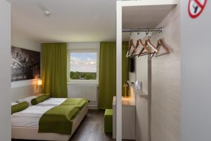 菲沙门德多夫维也纳机场生活酒店的酒店客房设有床和窗户。
