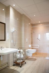 巴布通莱班玫瑰园酒店的一间带水槽和卫生间的浴室