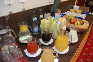 什未林艾玛扎特拜耳酒店的一张桌子上放着许多不同类型的饮料