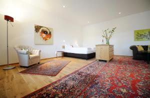 哈尔布图恩Genuss Am Hof的一间带床和地毯的客厅