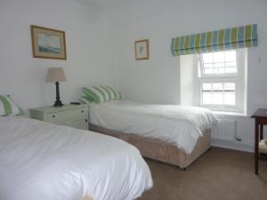克里克豪厄尔The Kestrel B&B的一间卧室设有两张床和窗户。