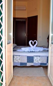 罗马Casa per Ferie Beato Rosaz的一间卧室,配有一张心形床